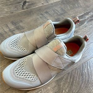 Women’s Gray and Pink Tiems